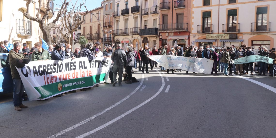 Unes 200 persones reclamen que s’aturi ‘l’espoli’ del riu Siurana cap al Baix Camp