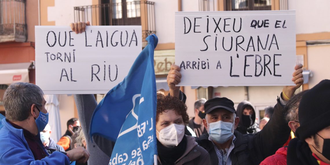 Unes 200 persones reclamen que s’aturi ‘l’espoli’ del riu Siurana cap al Baix Camp