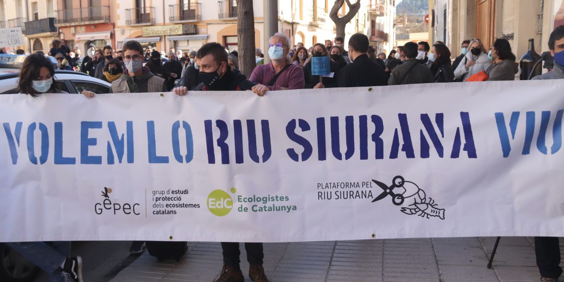 Unes 200 persones reclamen que s’aturi ‘l’espoli’ del riu Siurana cap al Baix Camp