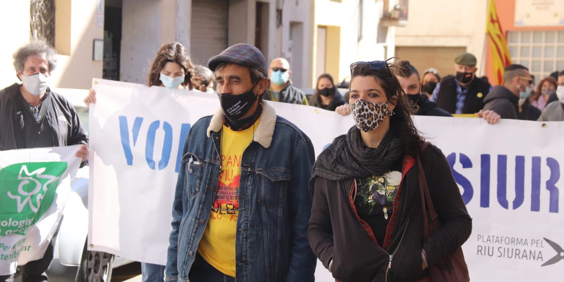 Unes 200 persones reclamen que s’aturi ‘l’espoli’ del riu Siurana cap al Baix Camp