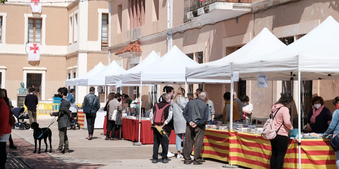[#Fotogaleria 📷 ] Primeres estampes de Sant Jordi als carrers de Tortosa i Amposta
