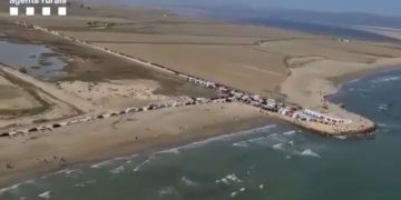 El #VÍDEO aeri dels Agents Rurals que mostra les autocaravanes i cotxes al Delta