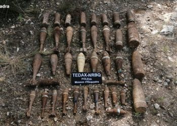 Retiren 32 explosius de la Guerra Civil en un marge d’una zona de conreu a Xerta