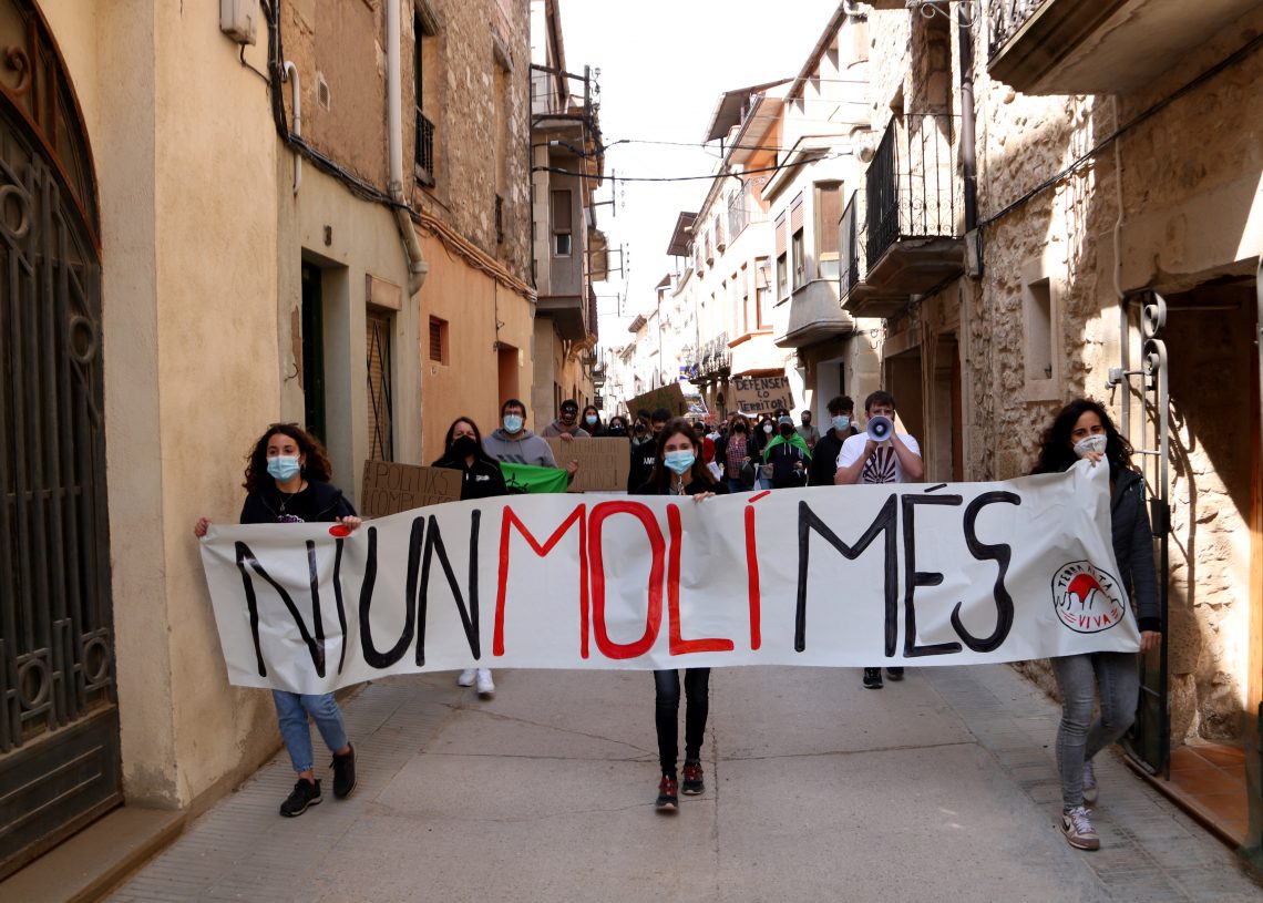 Marxa lenta per protestar contra la massificació eòlica de la Terra Alta