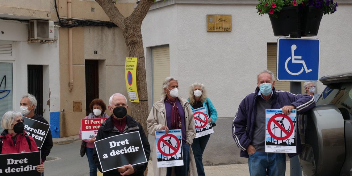 Protesta silenciosa per l’exclusió dels veïns a la nova comissió de renovables del Perelló