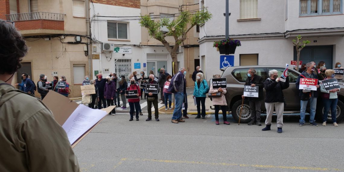 Protesta silenciosa per l’exclusió dels veïns a la nova comissió de renovables del Perelló