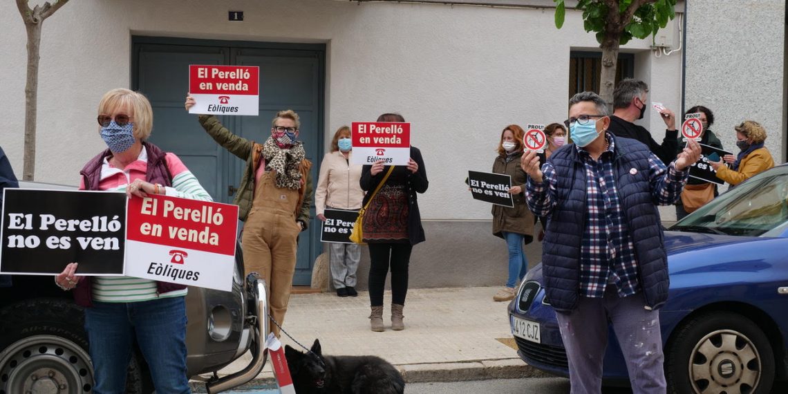 Protesta silenciosa per l’exclusió dels veïns a la nova comissió de renovables del Perelló