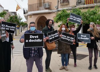 Protesta silenciosa per l’exclusió dels veïns a la nova comissió de renovables del Perelló
