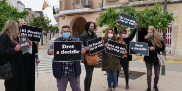 Protesta silenciosa per l’exclusió dels veïns a la nova comissió de renovables del Perelló