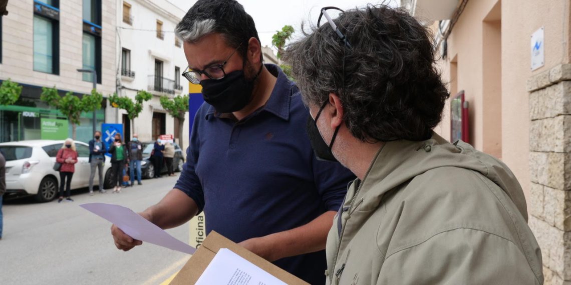 Protesta silenciosa per l’exclusió dels veïns a la nova comissió de renovables del Perelló
