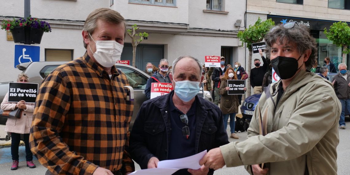 Protesta silenciosa per l’exclusió dels veïns a la nova comissió de renovables del Perelló
