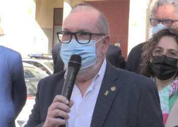 [#VÍDEO] Desenes de persones donen suport a Paco Gas en la represa del judici per l’1-O