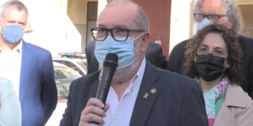 [#VÍDEO] Desenes de persones donen suport a Paco Gas en la represa del judici per l’1-O