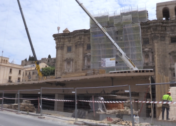 Unes grues comencen a instal·lar les peces del terra de la nova plaça de la Catedral