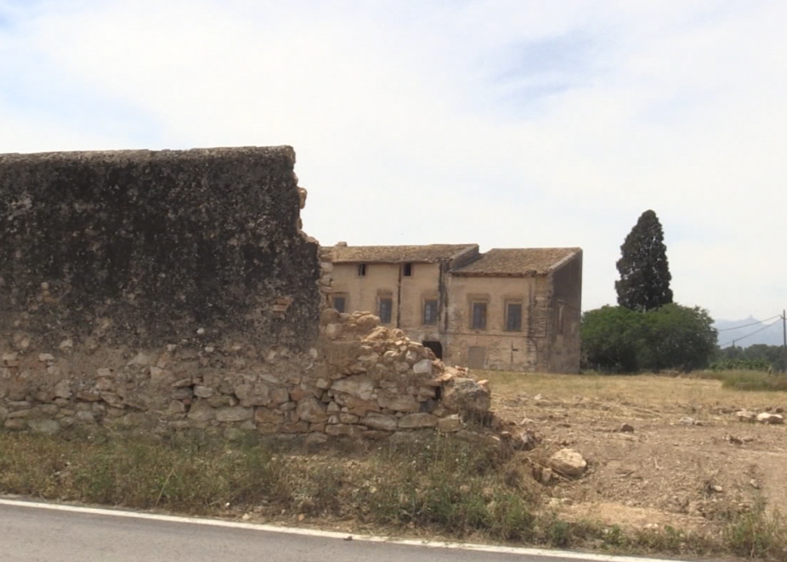 L’alcaldessa de Bítem nega falta d’informació sobre l’enderroc del mur del mas del Bisbe