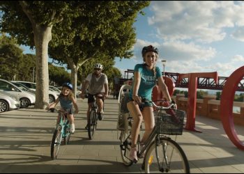 Per què les bicis van per la vorera en un anunci de l’Ajuntament de Tortosa?