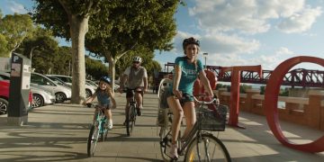 Per què les bicis van per la vorera en un anunci de l’Ajuntament de Tortosa?