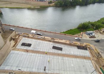 Així es veu la nova plaça des de la façana de la catedral de Tortosa, també en obres