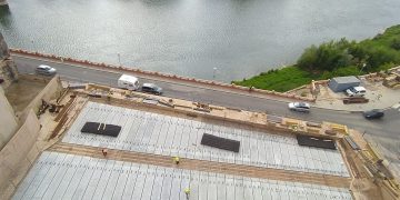 Així es veu la nova plaça des de la façana de la catedral de Tortosa, també en obres