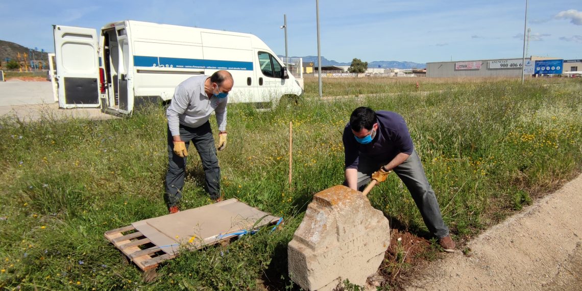 Amposta recupera una creu de l’antiga diligència de Barcelona a València del XIX
