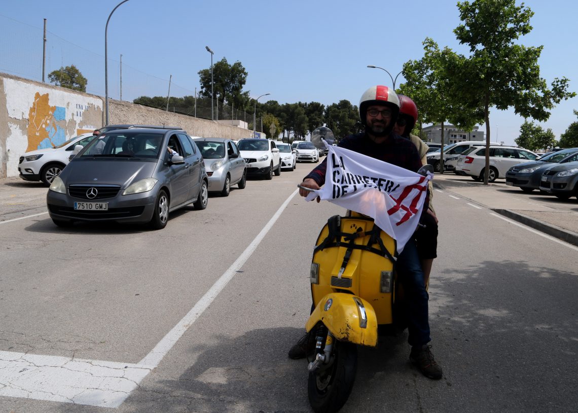 Marxa lenta per denunciar el retard per reformar la carretera de Poblenou del Delta