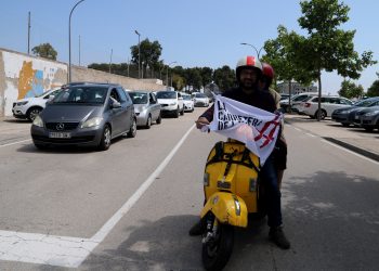 Marxa lenta per denunciar el retard per reformar la carretera de Poblenou del Delta