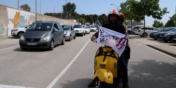 Marxa lenta per denunciar el retard per reformar la carretera de Poblenou del Delta
