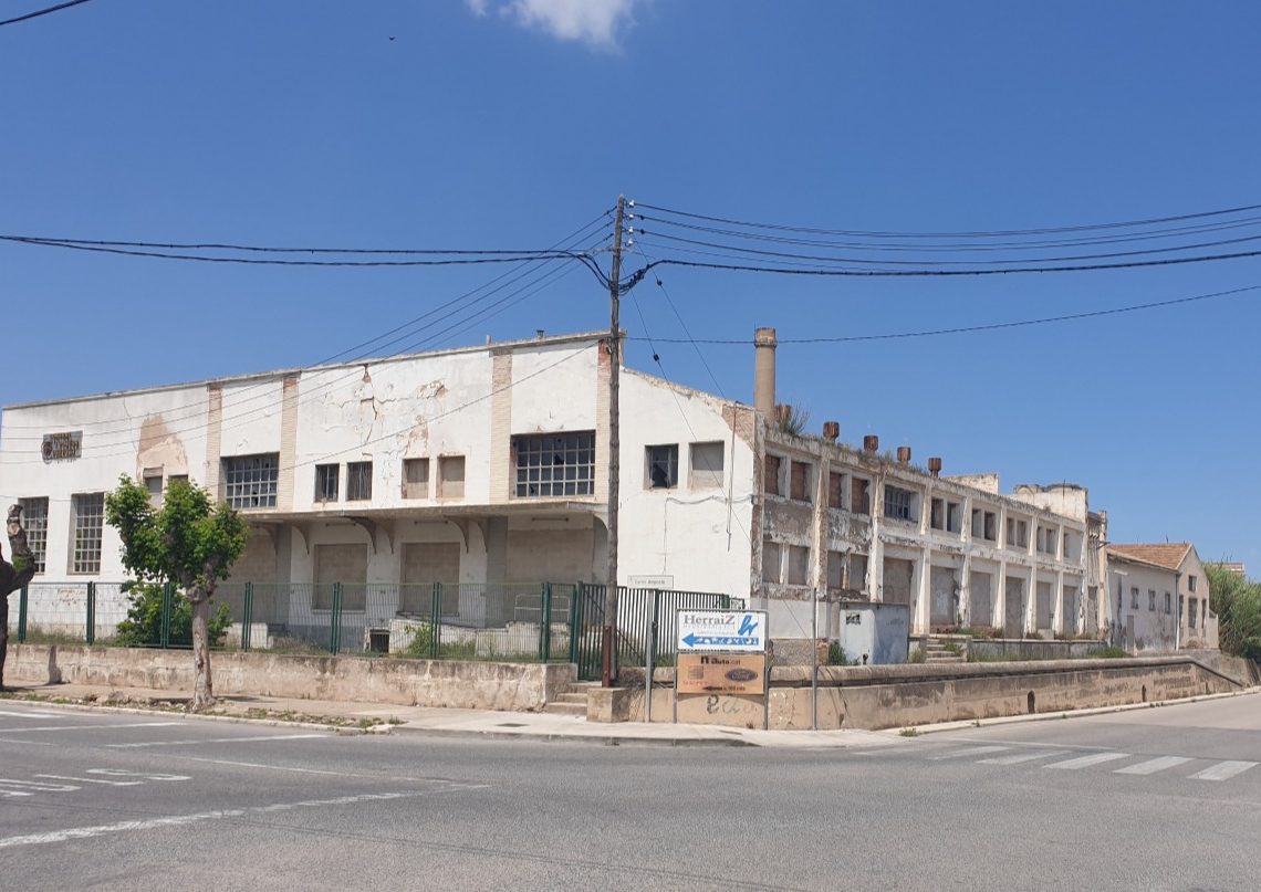 La ‘Central Lechera de Tortosa’ o la nostàlgia del Caolé