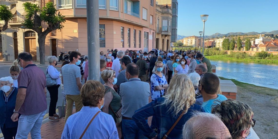 El Corembe concentra 150 persones davant del monument per pressionar els partits