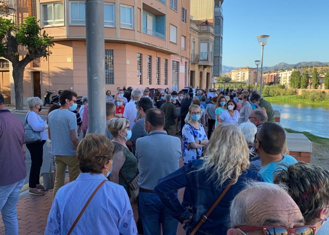 El Corembe concentra 150 persones davant del monument per pressionar els partits