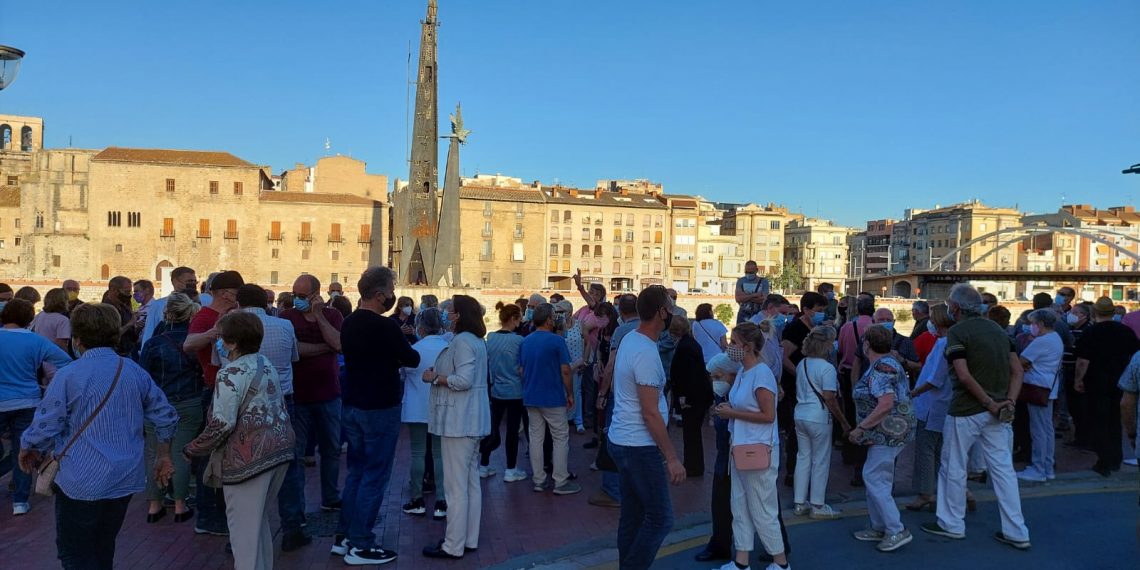 El Corembe concentra 150 persones davant del monument per pressionar els partits