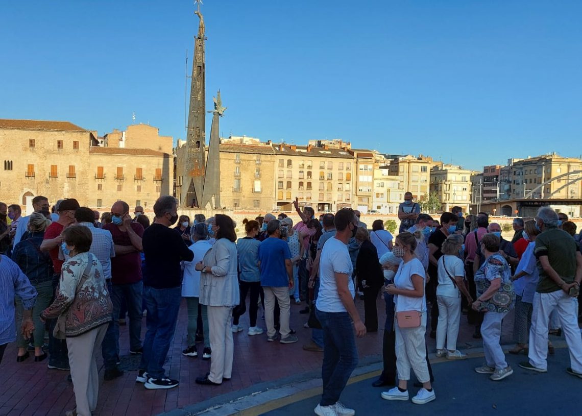 El Corembe concentra 150 persones davant del monument per pressionar els partits
