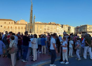 El Corembe concentra 150 persones davant del monument per pressionar els partits
