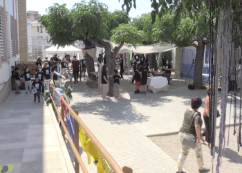 El col·legi Sant Jordi bufa 50 espelmes