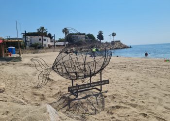 ‘El peix que menja plàstic’, l’escultura de la platja de les Avellanes de l’Ampolla