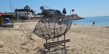 ‘El peix que menja plàstic’, l’escultura de la platja de les Avellanes de l’Ampolla