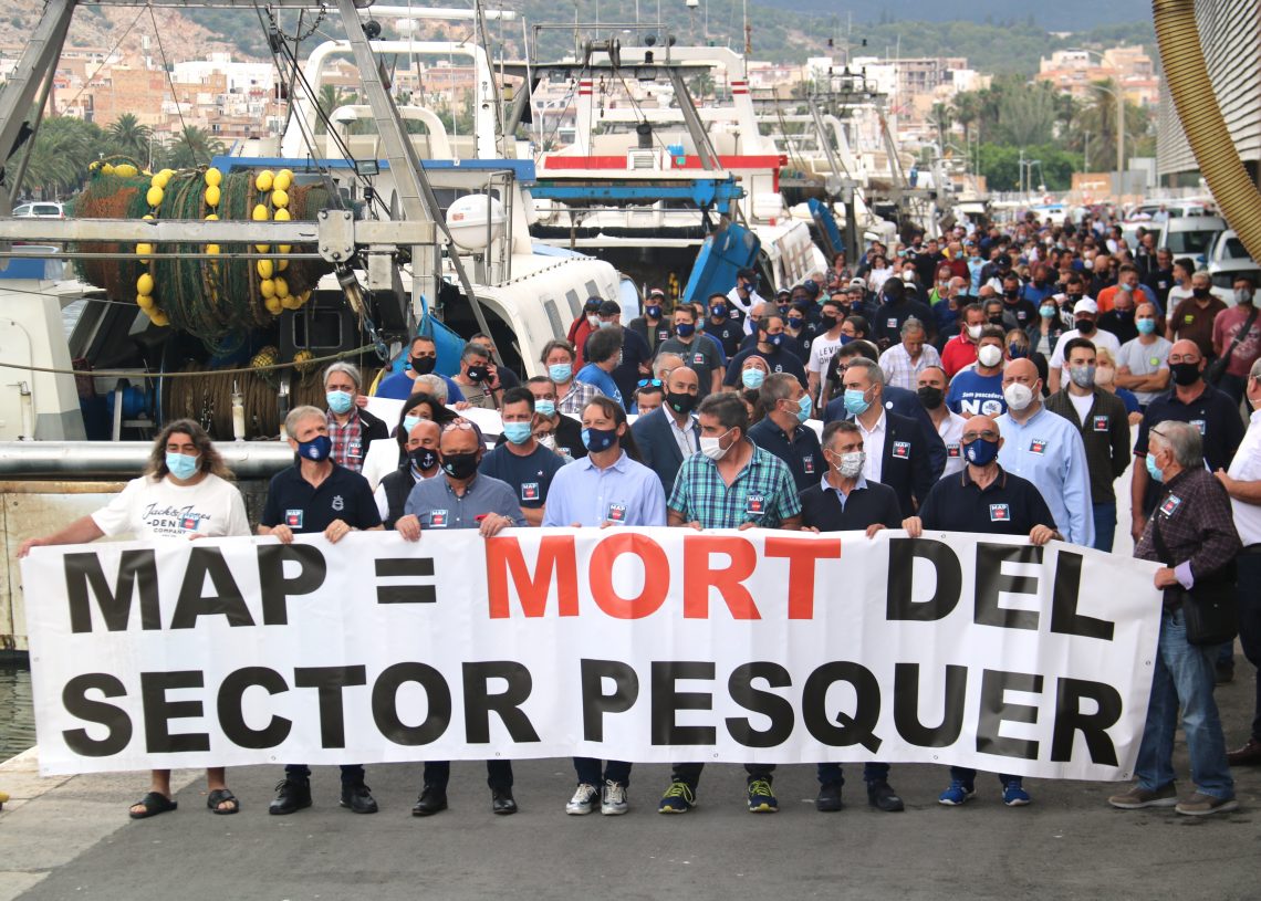 Més de 200 pescadors protesten a la Ràpita per la normativa que limita l’arrossegament