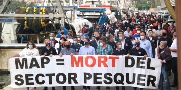 Més de 200 pescadors protesten a la Ràpita per la normativa que limita l’arrossegament