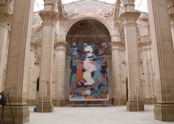 El reconegut muralista Aryz crea un gran mural sobre el bombardeig de Corbera d’Ebre
