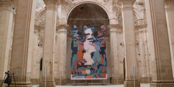 El reconegut muralista Aryz crea un gran mural sobre el bombardeig de Corbera d’Ebre