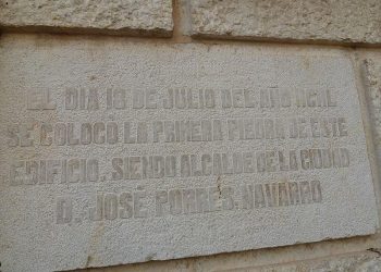 Junts per Amposta reclama la retirada de la placa franquista de l’edifici de l’Ajuntament