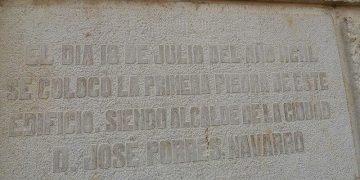 Junts per Amposta reclama la retirada de la placa franquista de l’edifici de l’Ajuntament