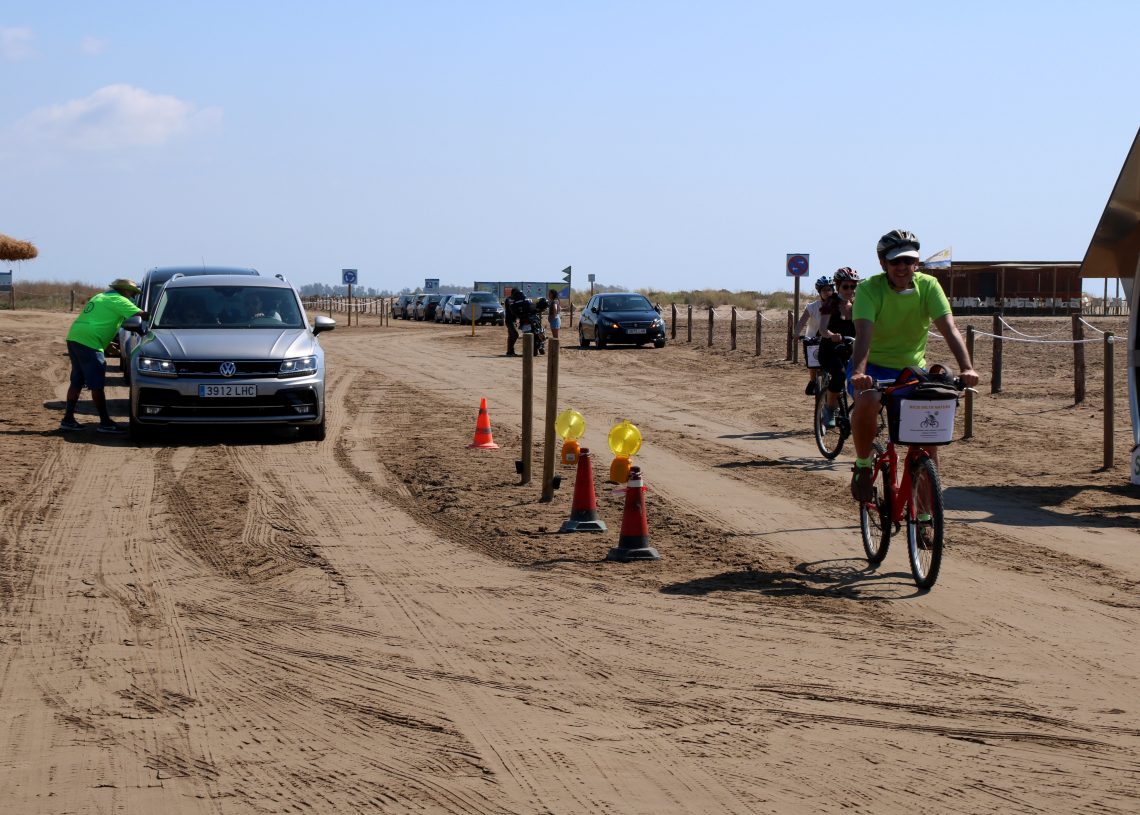 Vehicles i ciclistes accedint a la platja del Trabucador en el primer dissabte de la nova regulació. // ACN.