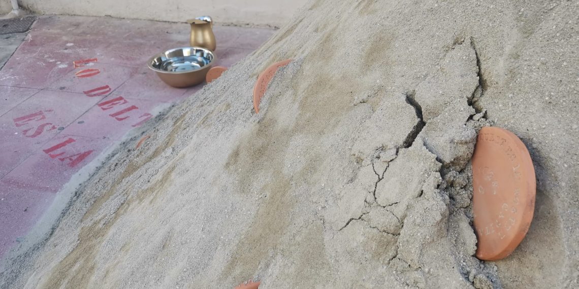 Àlvar Calvet denuncia la degradació del Delta al certamen d’art efímer XYZ