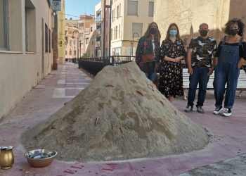 Àlvar Calvet denuncia la degradació del Delta al certamen d’art efímer XYZ