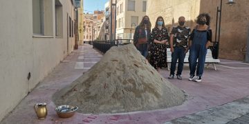 Àlvar Calvet denuncia la degradació del Delta al certamen d’art efímer XYZ