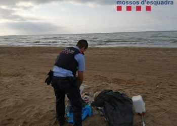 Denuncien un home per un abocament de deixalles en una platja del Delta