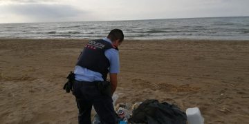 Denuncien un home per un abocament de deixalles en una platja del Delta