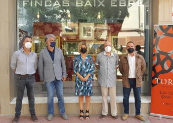 La nova exposició de Cèsar Estrany, en un aparador de l’Eixample de Tortosa