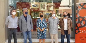 La nova exposició de Cèsar Estrany, en un aparador de l’Eixample de Tortosa